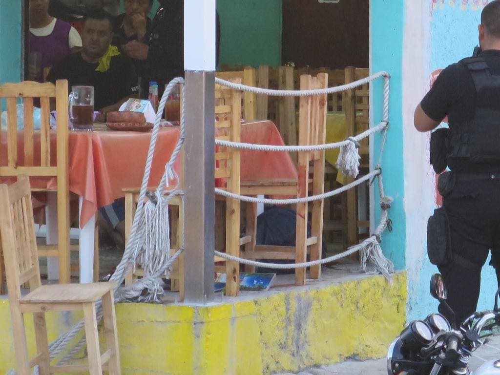 Balean a una coctelería en Cancún; un hombre muere y dos personas quedan heridas