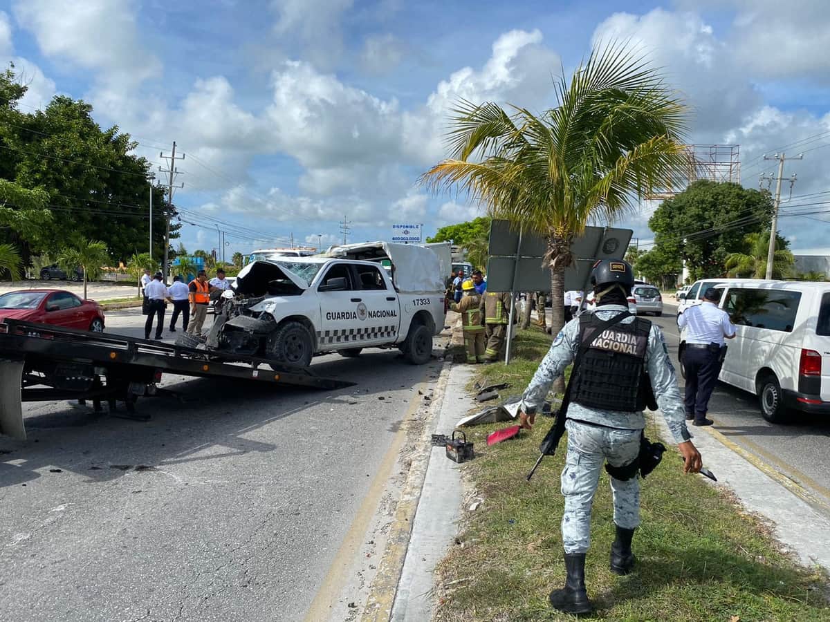 VIDEO: Accidente de vehículo de la Guardia Nacional deja dos heridos en el bulevar Colosio de Cancún