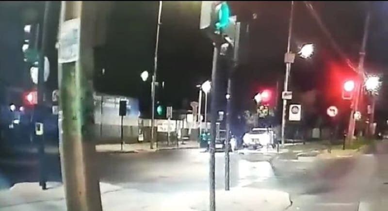 Video: Sujetos intentan robar auto a mujer, ella acelera y atropella a uno