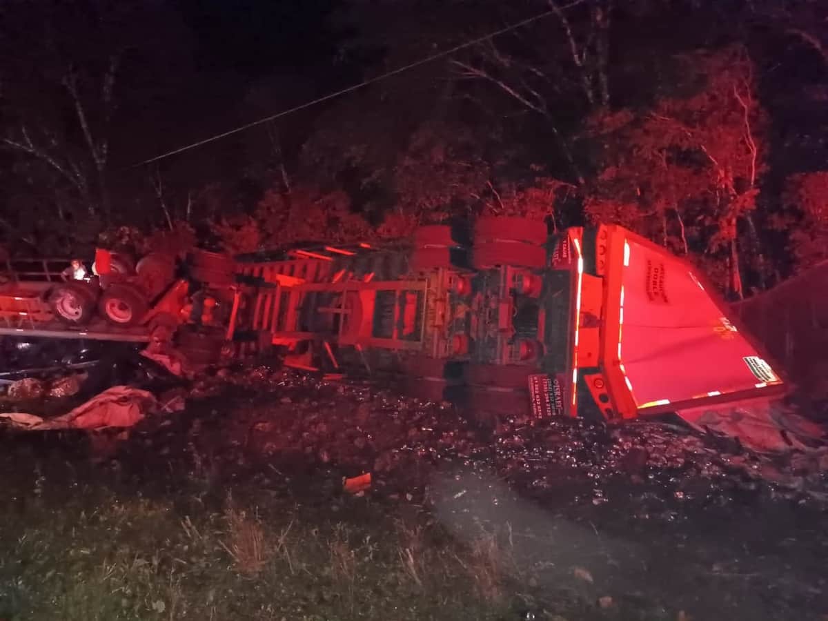 Vuelca tráiler cargado de cervezas en la vía Tulum-Felipe Carrillo Puerto; automovilistas realizan rapiña