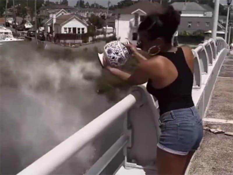 VIDEO: Mujer lanza las cenizas de su suegra a un río al descubrir que su pareja le era infiel