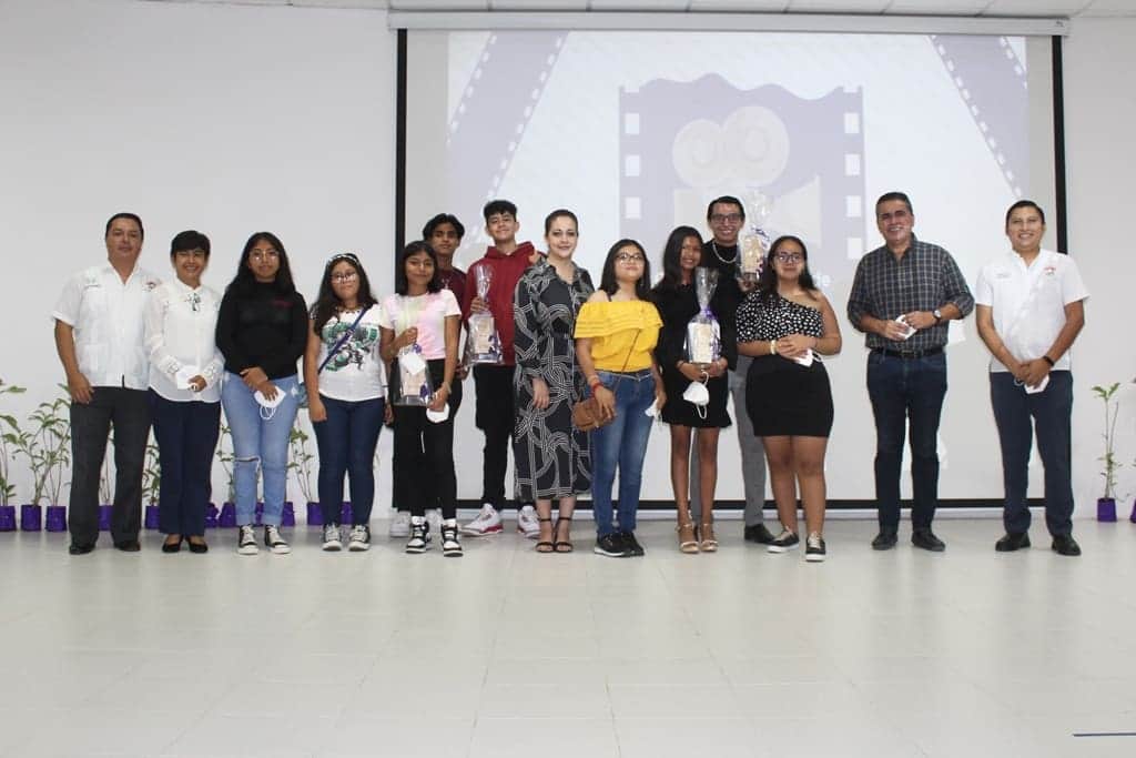 Premian a ganadores de concurso de cortometrajes de transparencia