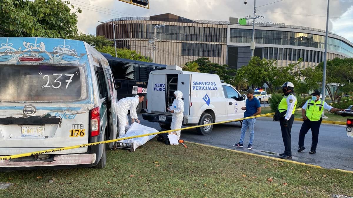 Muere sexagenario en aparatoso choque entre combi y autobús en la avenida Tulum de Cancún