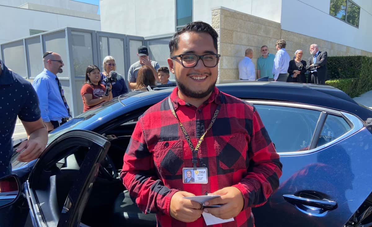 VIDEO: Alumnos regalan auto a profesor que tardaba horas en llegar a la escuela