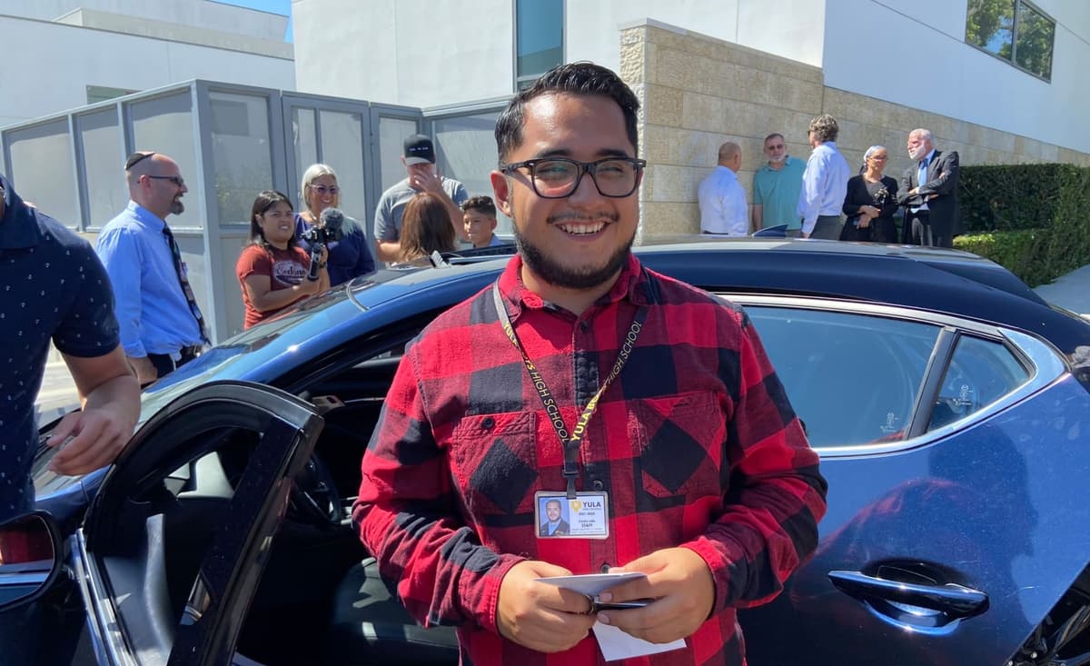 VIDEO: Alumnos regalan auto a profesor que tardaba horas en llegar a la escuela