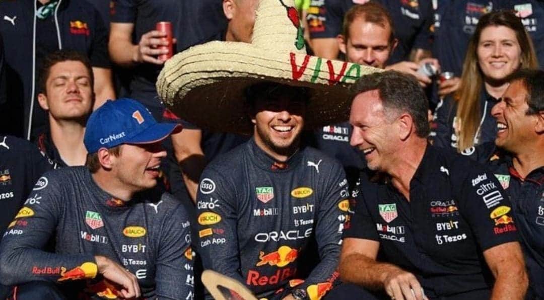 Tras ataque racista, "Checo" Pérez festeja segundo lugar con sombrero mexicano