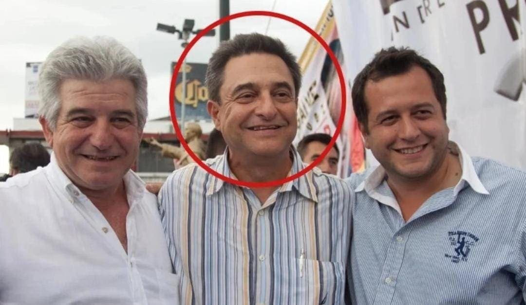 Acude Pío López Obrador al INE a entregar copia de su expediente