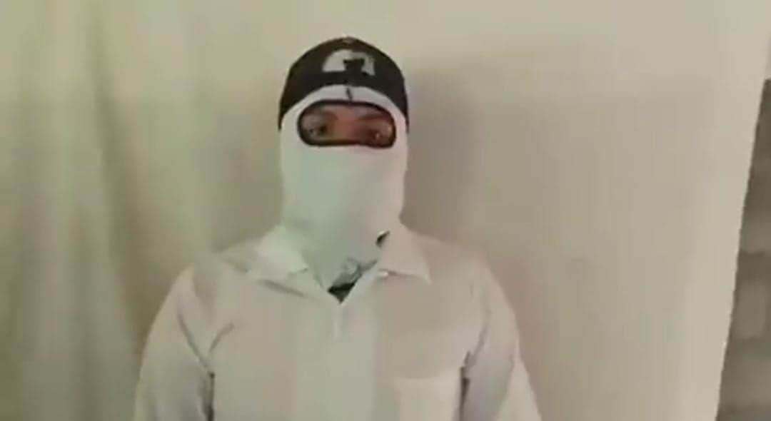 Video: Encapuchado identificado como "El Chueco" se deslinda de asesinato de jesuitas