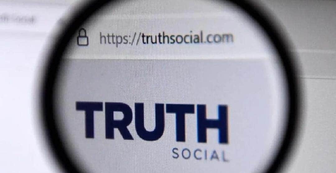 Trump y su red Truth Social superan récord de descargas tras la redada del FBI