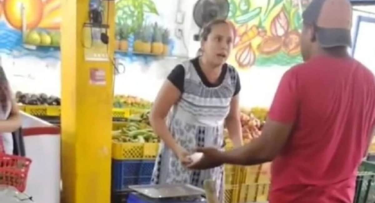 VIDEO: Mujer intenta irse sin pagar mandado, afirma que Dios se lo pidió