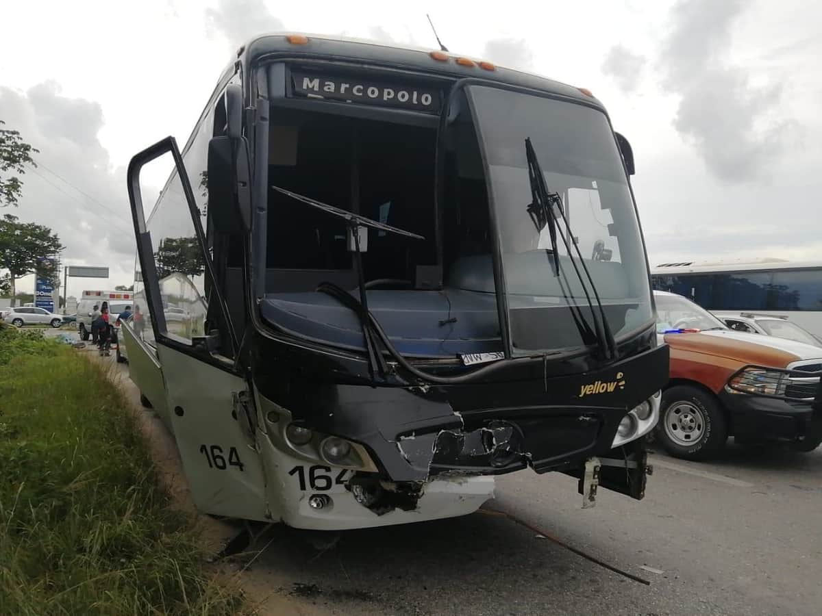 Hombre queda herido, tras chocar autobús contra camioneta en la avenida Guayacán de Cancún