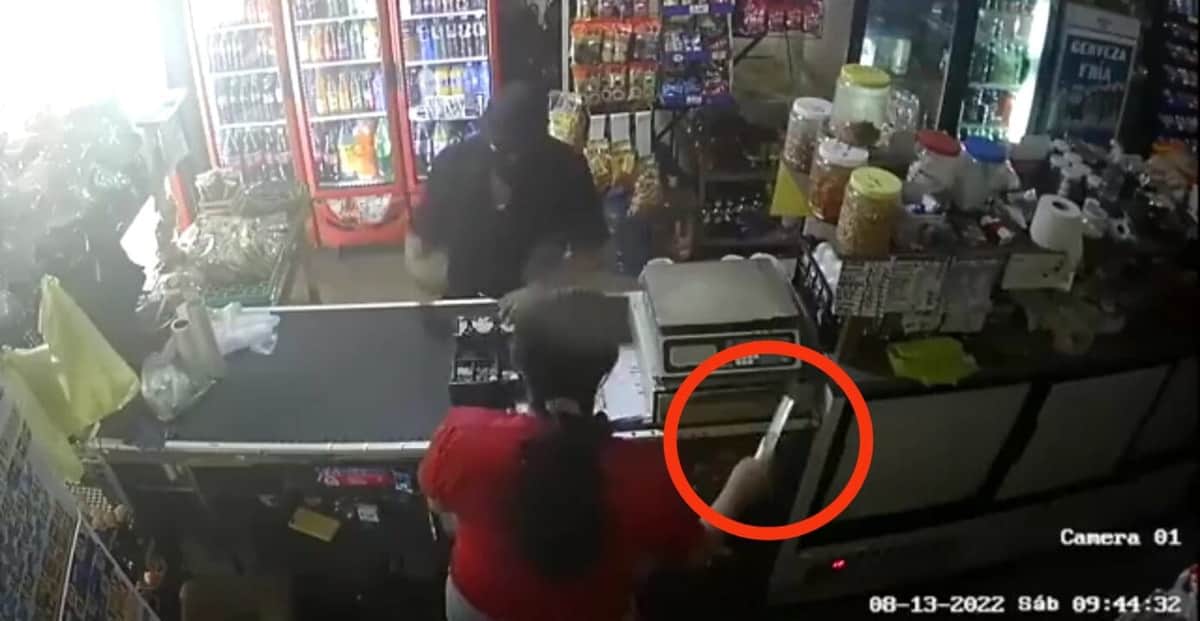 VIDEO: Mujer se defiende de asalto en tiendita acuchillando al ladrón