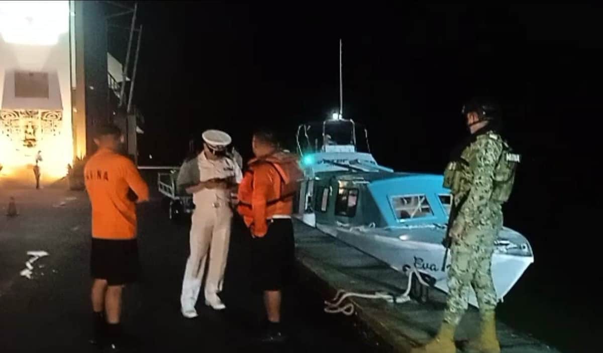 Rescatan a 60 turistas de embarcación varada en Chetumal