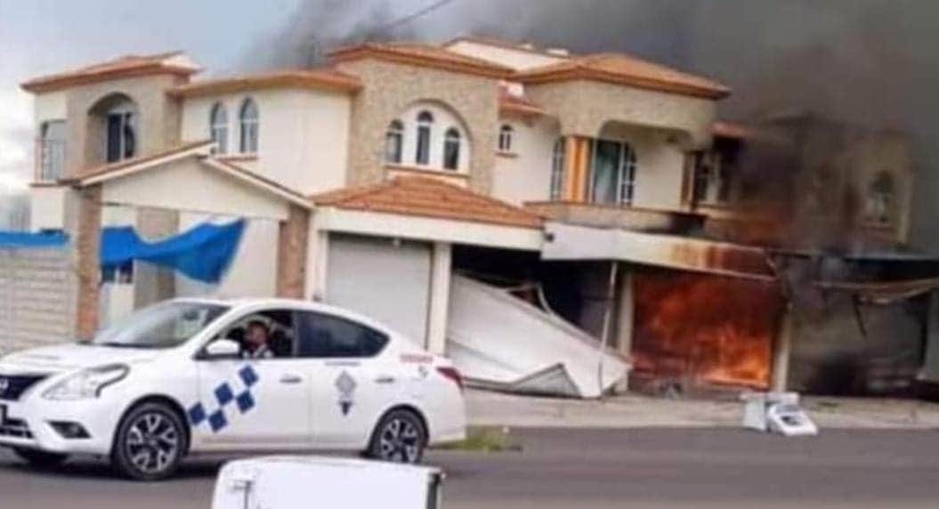 Video: Hartos de extorsiones, ciudadanos incendian casa de alcaldesa en Edomex