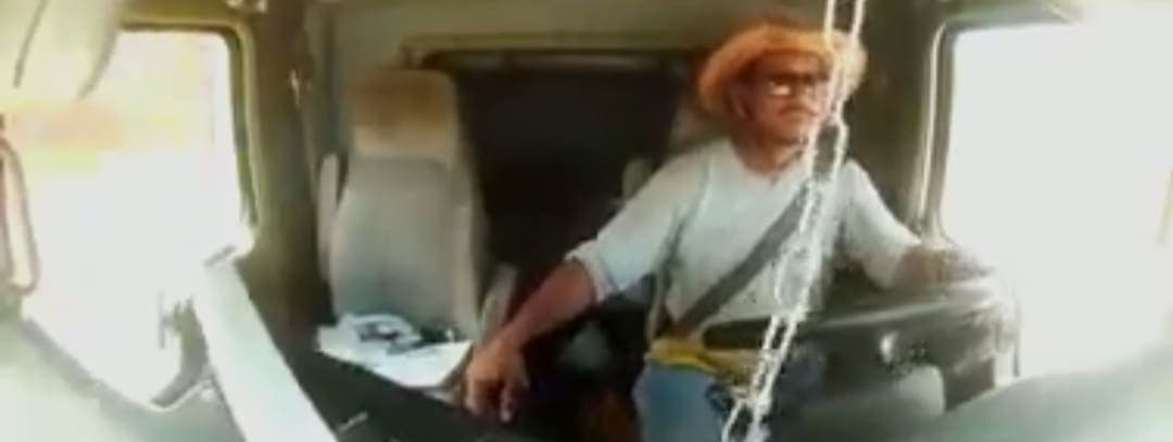 VIDEO: Pipa impacta una camioneta estacionada en la Mérida - Chetumal y tres personas mueren