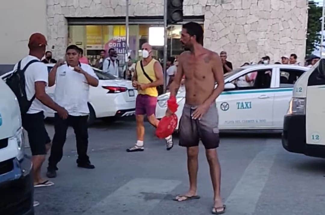 VIDEO: Taxista golpea a turista en Playa del Carmen, lo noquea y va a dar al suelo