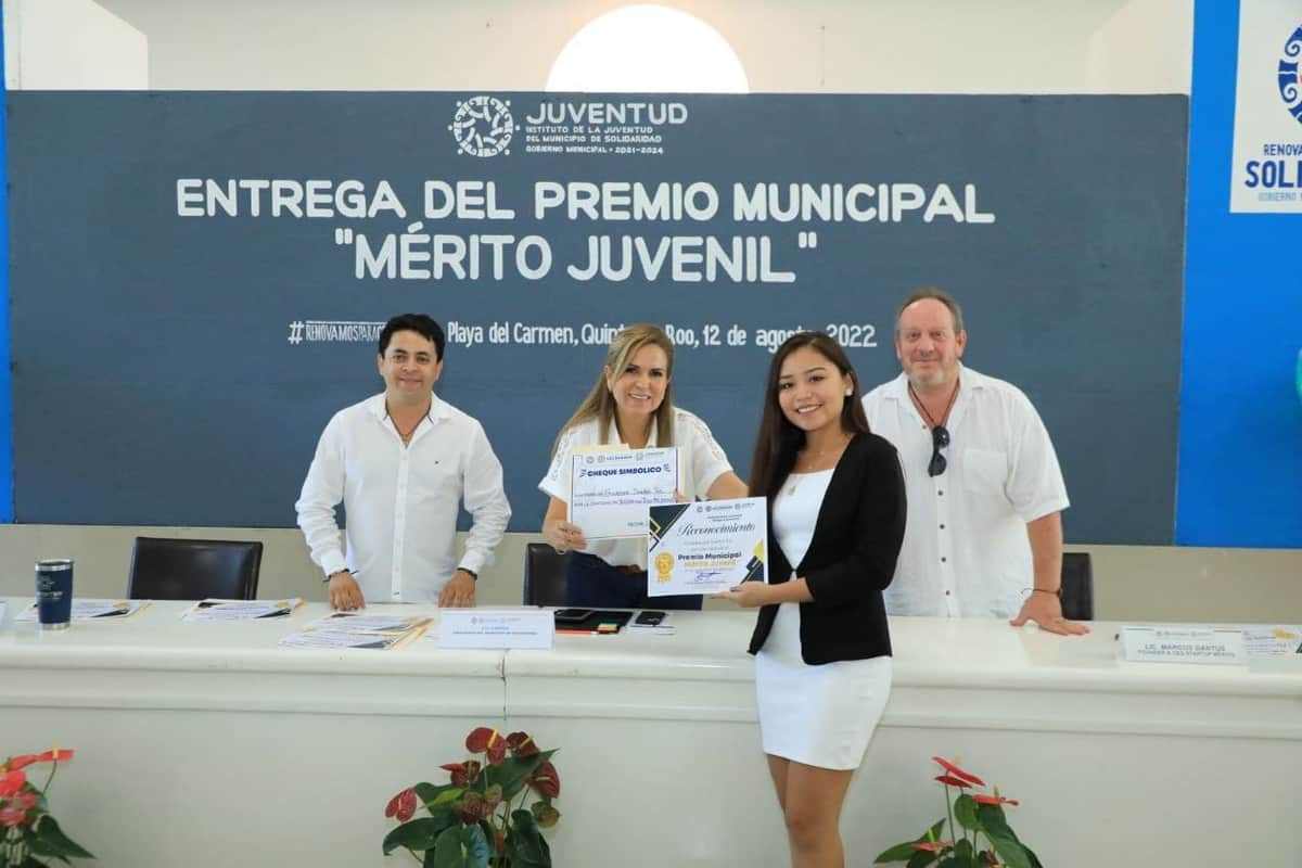 Premia gobierno de Solidaridad al Mérito Juvenil