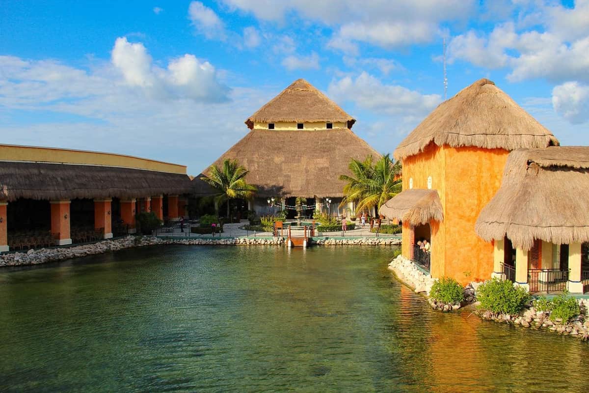 Quintana Roo podría cerrar el verano con más de 3 millones de turistas: Bernardo Cueto