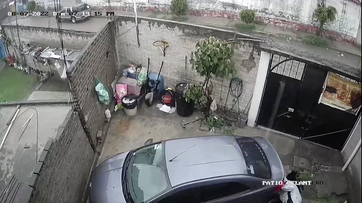 VIDEO: se abre socavón en el patio de una casa, cae una persona