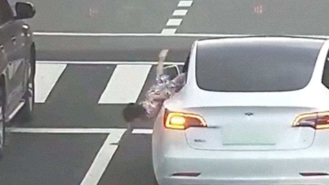 Video: Una niña cae por la ventanilla de un auto y se queda en medio de una carretera en China