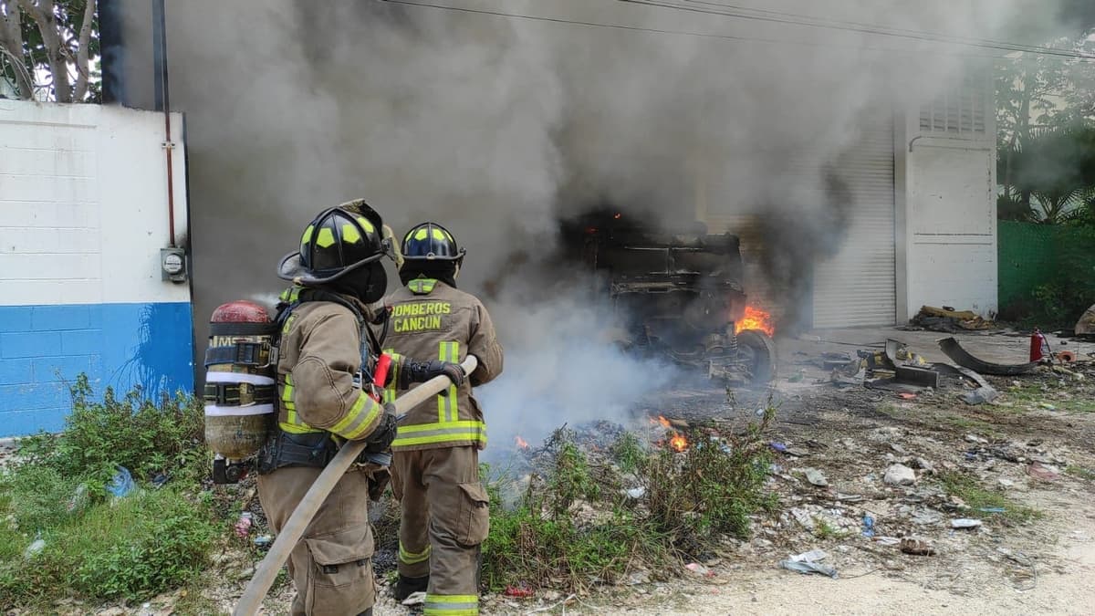 Incendio consume camión de traslado de valores en Bonfil