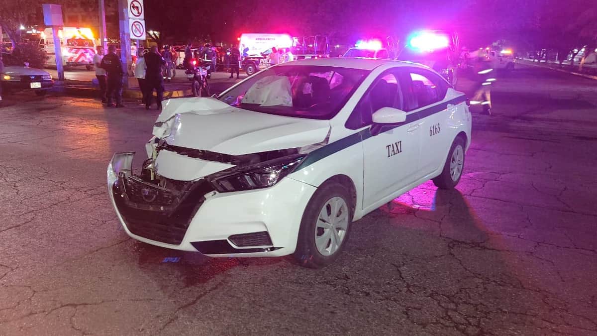 Taxi choca contra una patrulla y deja dos policías lesionados en Cancún