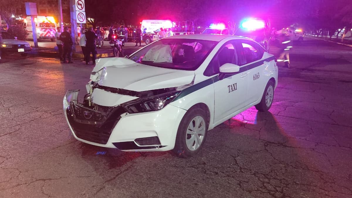 Taxi choca contra una patrulla y deja dos policías lesionados en Cancún