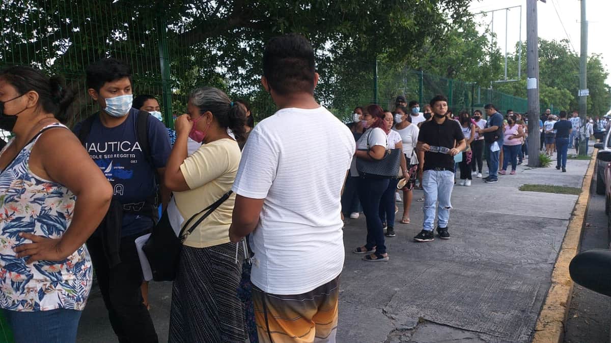 Padres de familia hacen largas filas en la Secretaría de Educación para hallar un cupo a sus hijos