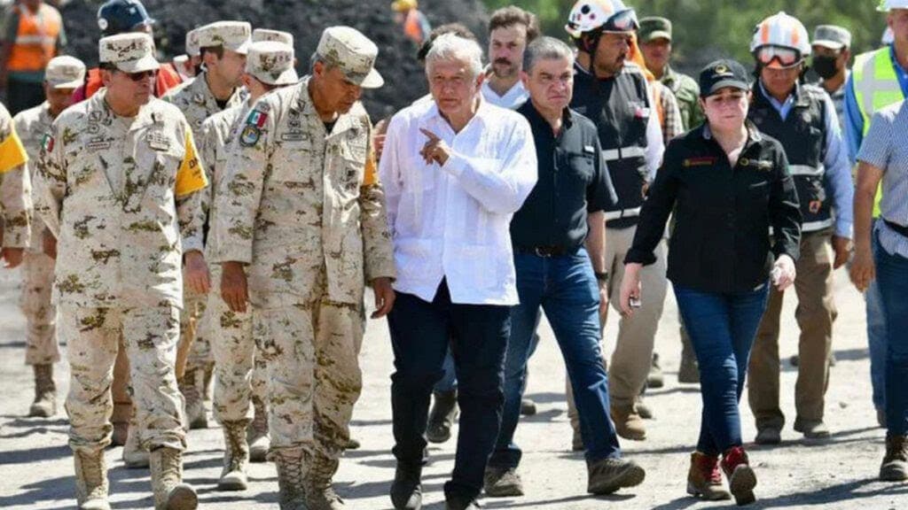 "Gracias por venir a tomarse la foto con mi dolor": Familiares de mineros reclaman a AMLO