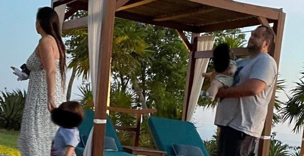 Causa polémica foto de José Ramón López Beltrán y su familia en hotel de lujo