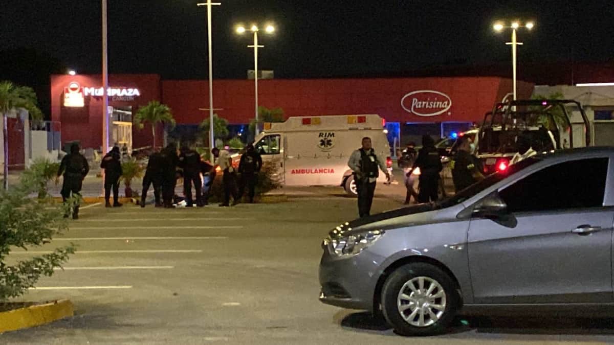 Ejecutan a hombre en el estacionamiento de la Multiplaza en la Región 248 de Cancún