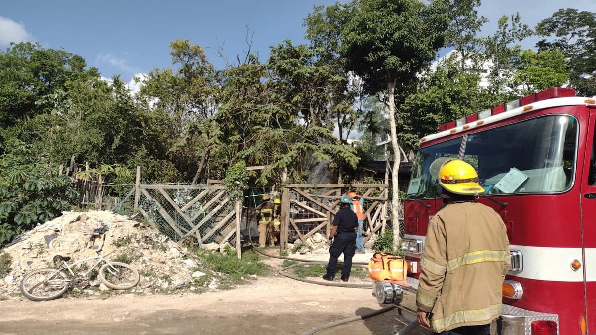 Por cortocircuito, se incendia palapa en la colonia irregular 2 de Octubre de Tulum