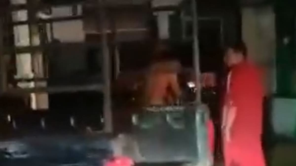 VIDEO: Captan a marino desnudo asfixiando y sometiendo a una mujer