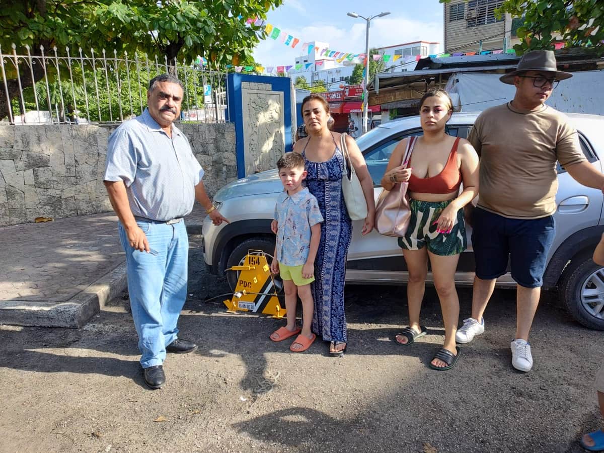 JUSTICIA: Chano Toledo rompe araña de PlayaParq que pusieron a auto de turistas a pesar de pagar parquímetro