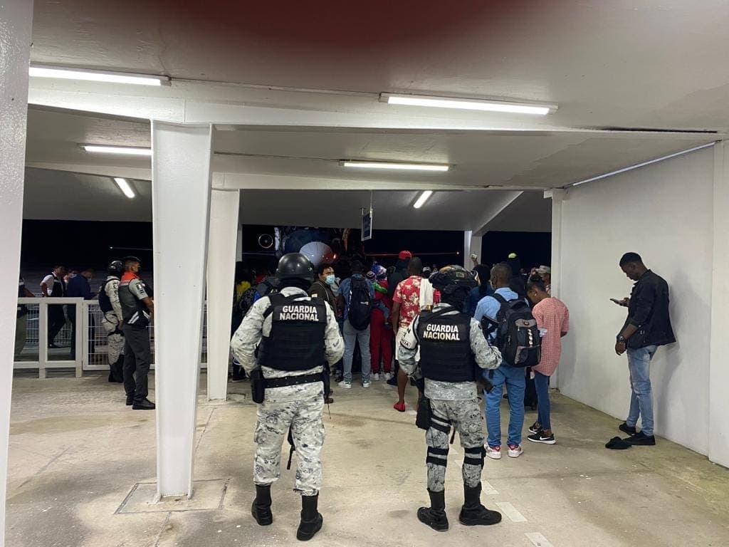 HAY PRESUPUESTO: Rentan vuelo particular de Haití con 145 personas para ingresar a Cozumel, migración los regresa