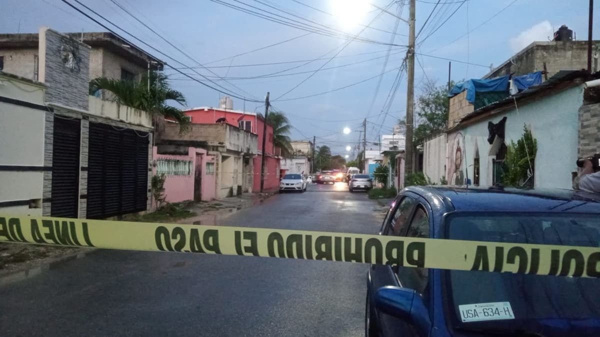 Ejecutan a un hombre al interior de un vehículo en Cancún