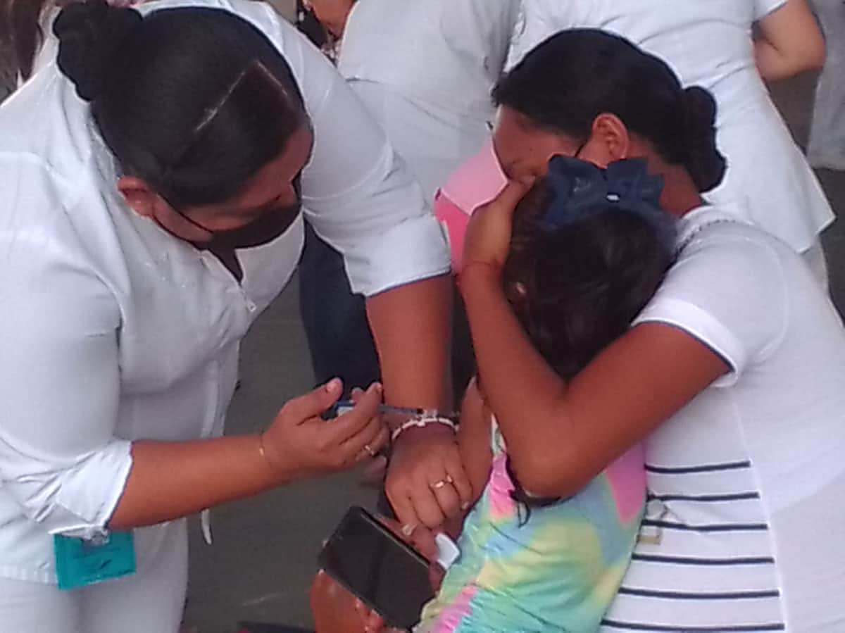 Dan seguimiento a vacunación de menores, contra el Covid-19