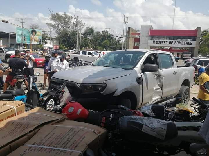 Camioneta hace ‘chuza’ de motocicletas en Chetumal