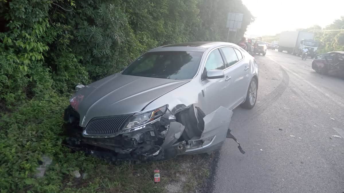 Tres personas lesionadas, saldo de aparatoso accidente en la carretera 180 de Cancún