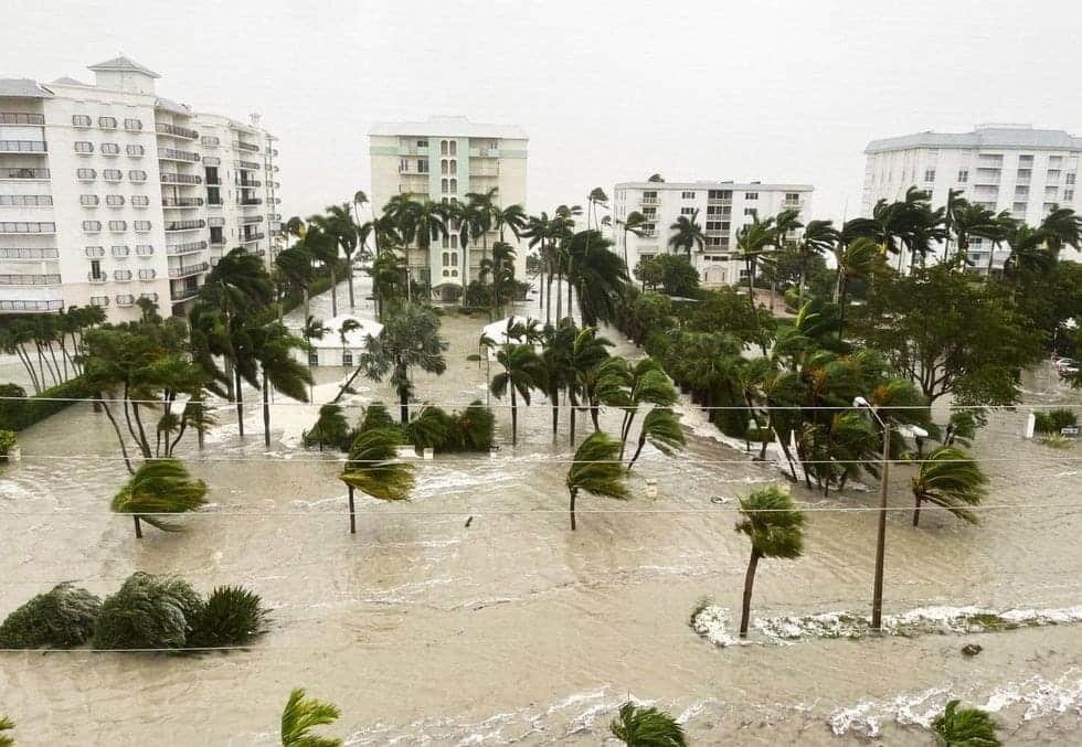 'Ian' se degrada y se convierte en tormenta tropical; continúa en Florida