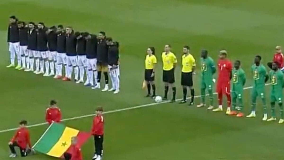 Futbolistas de Irán taparon el escudo de sus camisetas en juego ante Senegal