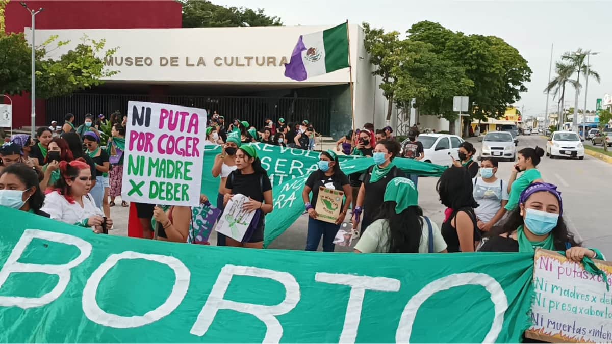 Marchan feministas por la despenalización del aborto en Chetumal