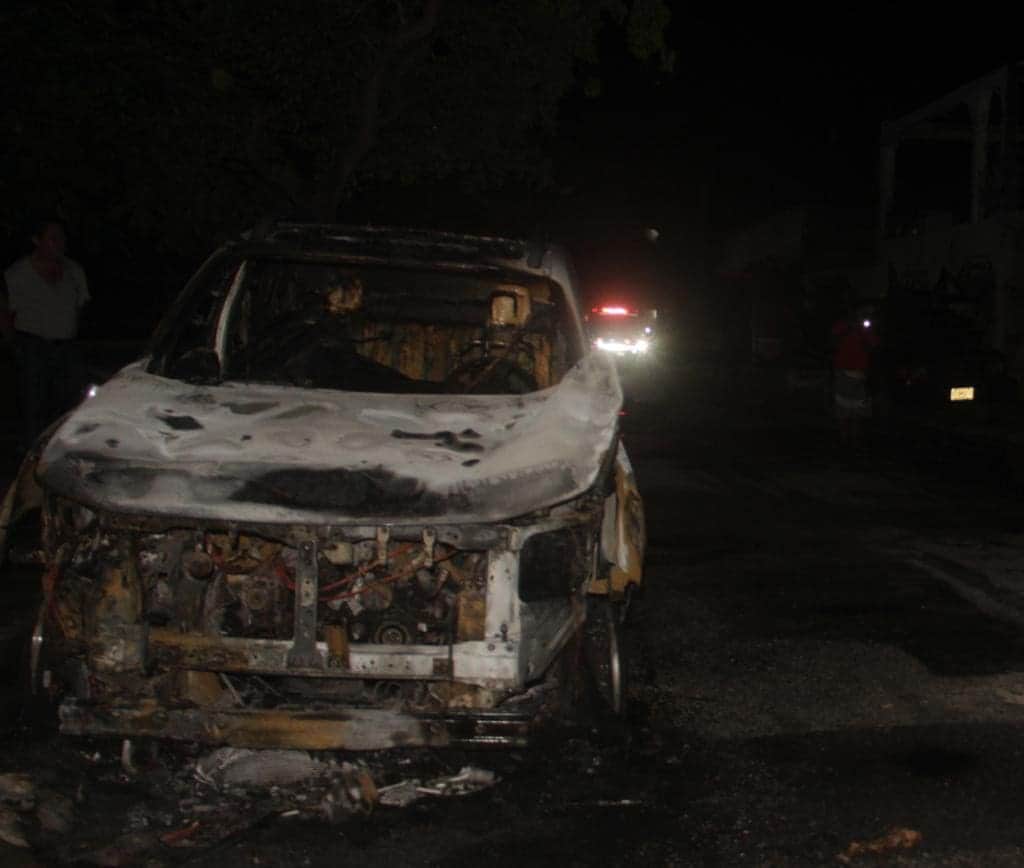 Incendian dos vehículos en Cancún