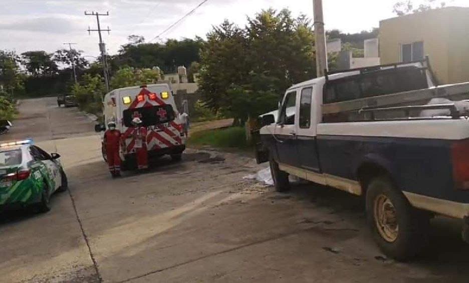 Hombre muere aplastado por su camioneta cuando la revisaba
