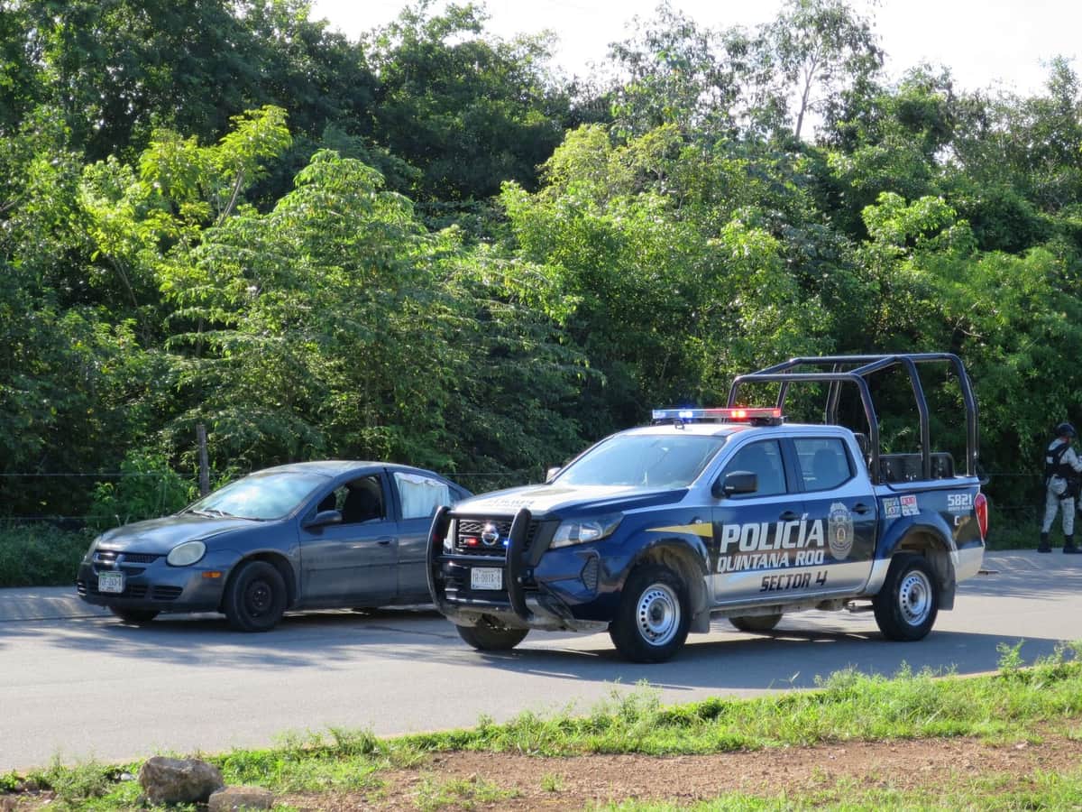 Abandonan automóvil con dos cuerpos en su interior en Cancún