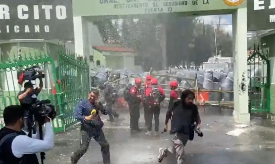 Video: Policía militar lanza chorros de agua contra manifestantes y periodistas durante protesta por caso Ayotzinapa