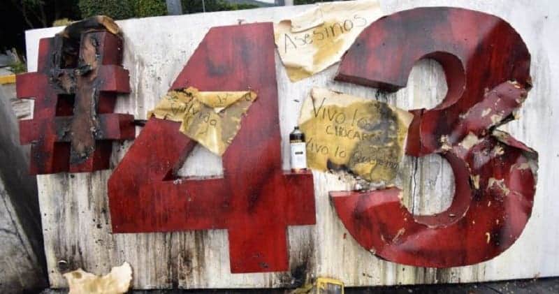 Video: Incendian el Antimonumento a los 43 en Chilpancingo