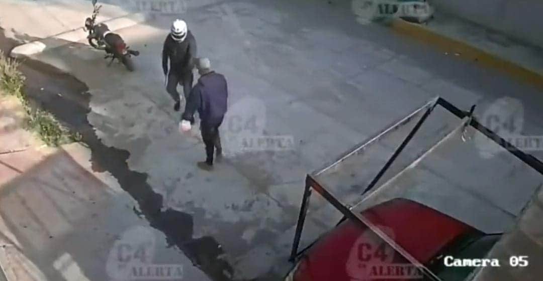 Video: Sujeto enfrenta a un asaltante armado en el Edomex; acabó herido