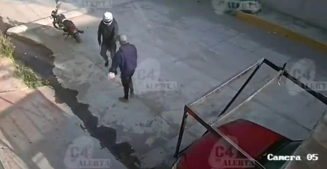 Video: Sujeto enfrenta a un asaltante armado en el Edomex; acabó herido