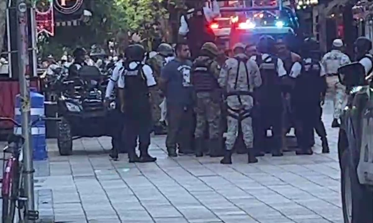 Balean a extranjero en un bar de la Quinta Avenida; hay dos detenidos y un arma asegurada